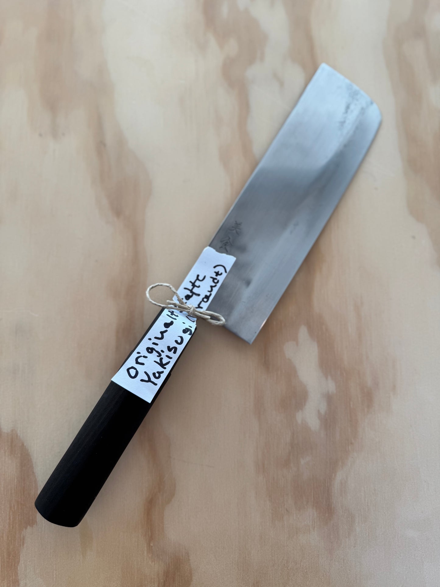 Nakiri (grøntsagskniv). Standard rust-resistent stål (dog ikke rustfri)