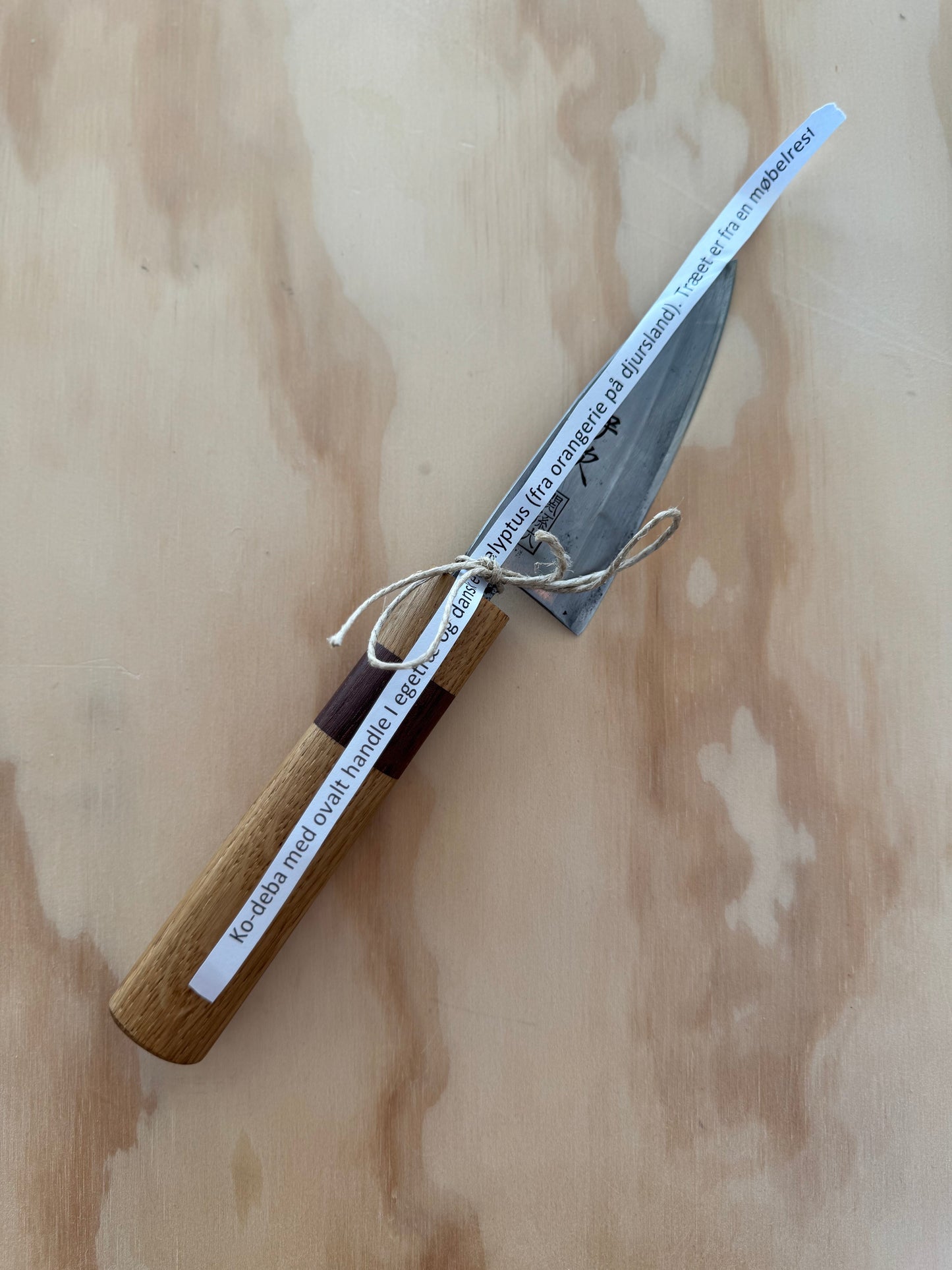 Ko-deba med ovalt handle I egetræ og dansk eucalyptus