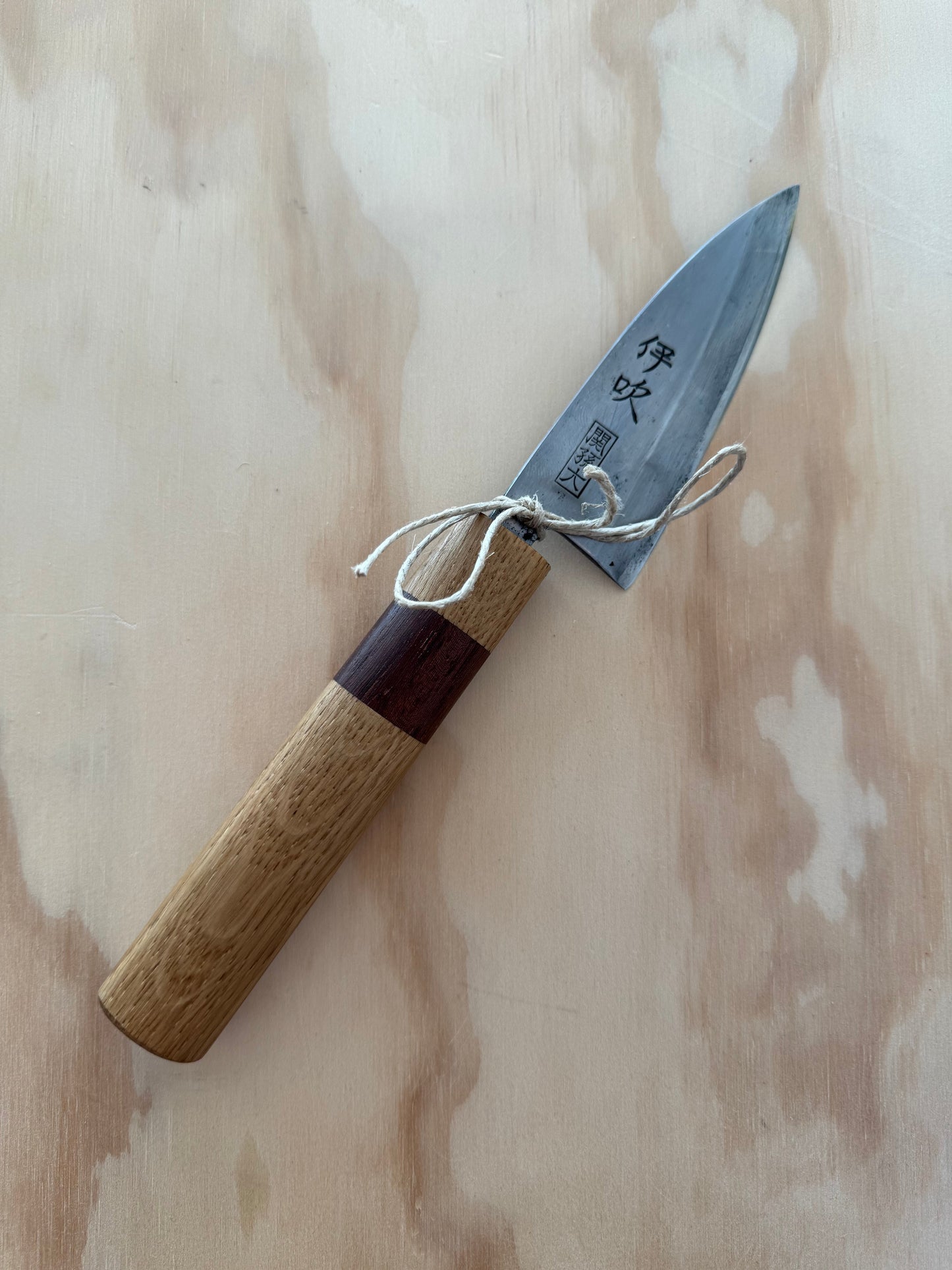 Ko-deba med ovalt handle I egetræ og dansk eucalyptus (fra orangerie på djursland).