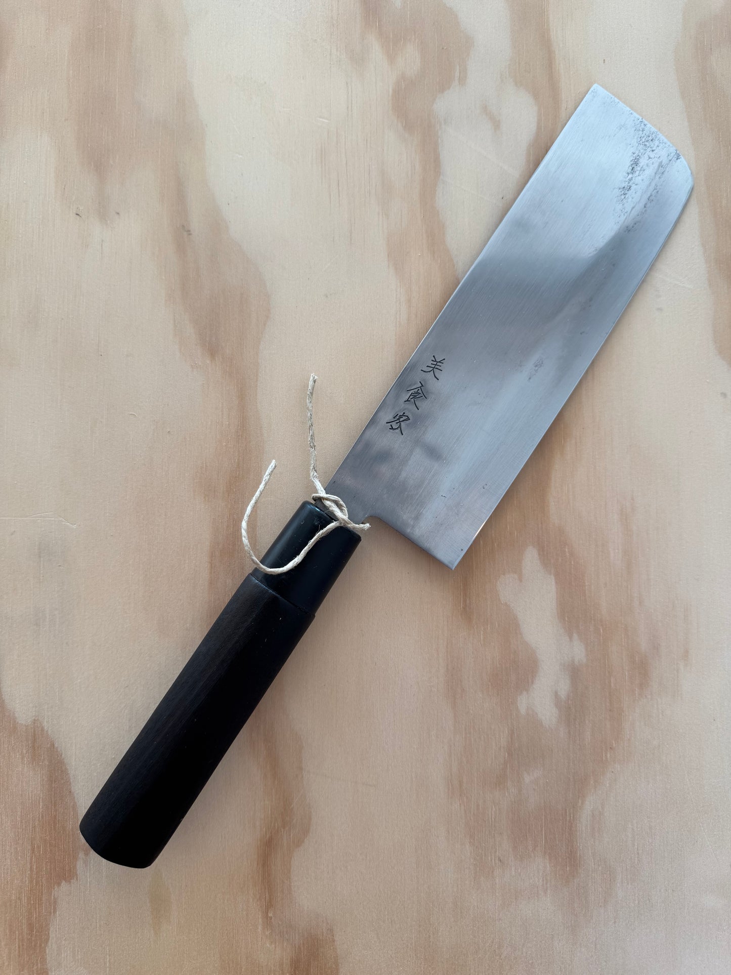 Nakiri (grøntsagskniv) Standard rust-resistent stål (dog ikke rustfri) nakiri med originalt skæfte behandlet med teknikken yakisugi.