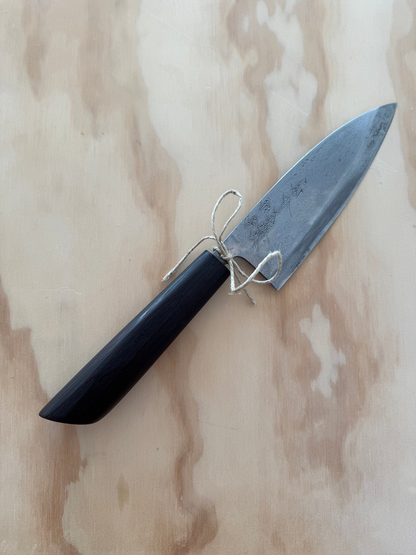 Håndsmedet Deba med ovalt handle af afrikansk wenge fra fynsk snedkers møbelrest.
