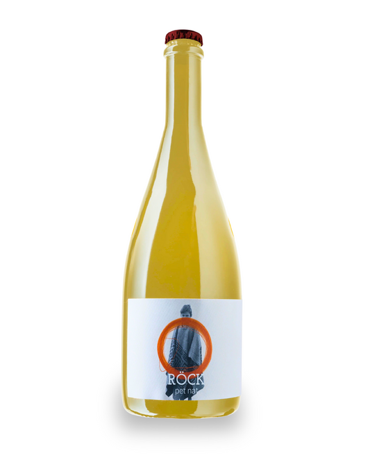Röck Pet Nat. Du får en levende vin, der skaber feststemning på et øjeblik – den lette syre og naturlige boble gør den ideel til at starte aftenen, eller til at gøre selv en enkel salat eller skaldyrsret til noget særligt.