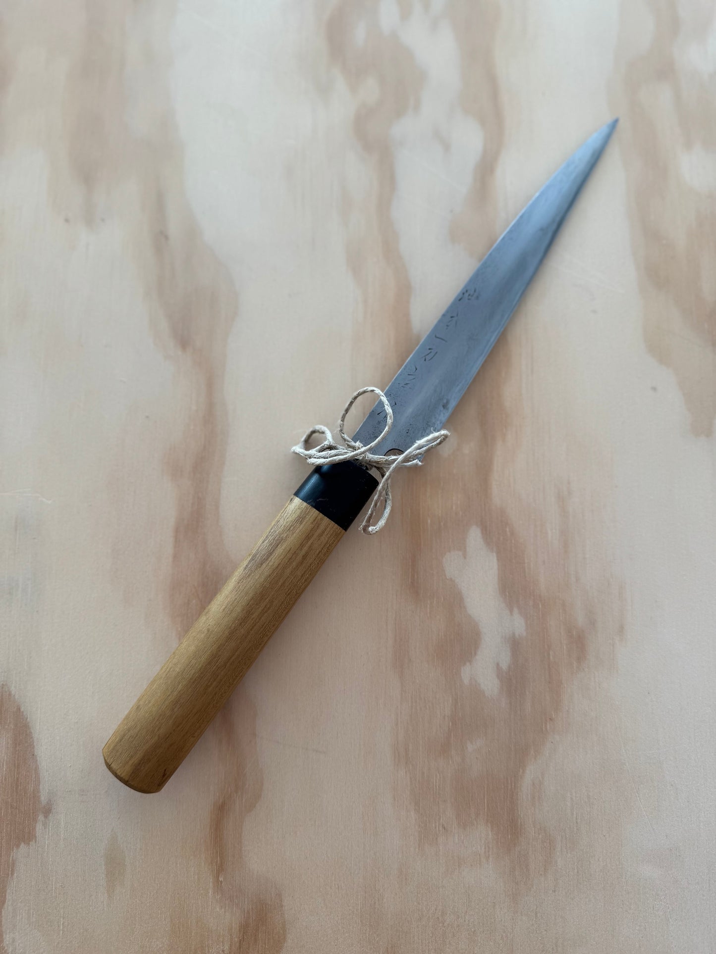 Sjælden Petty som både duer til de små opgaver og filetering. Ovalt handle af dansk akacie og horn.