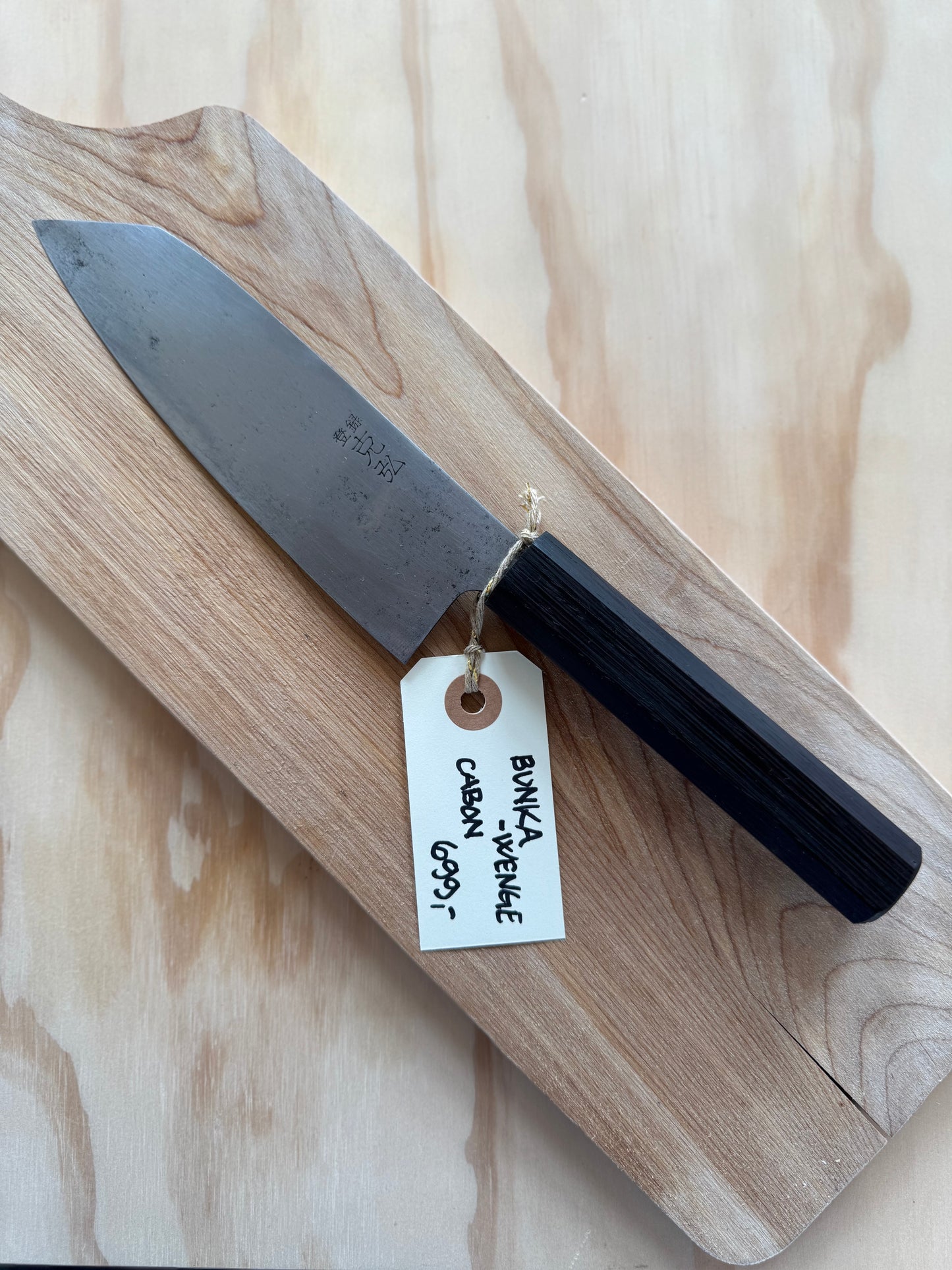 Bunka (allround kniv) med ottekantet skæfte i wenge fra en fynsk snedker (rest fra møbel). Carbon klinge. 