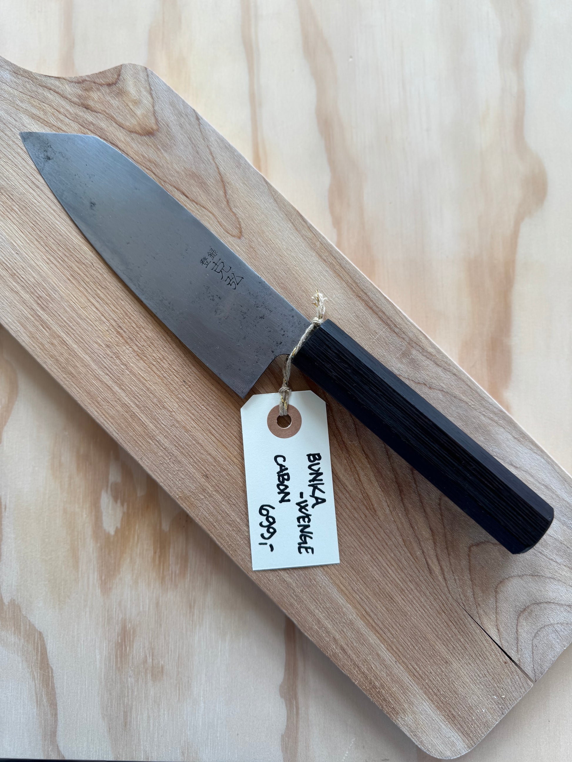 Bunka (allround kniv) med ottekantet skæfte i wenge fra en fynsk snedker (rest fra møbel). Carbon klinge. 