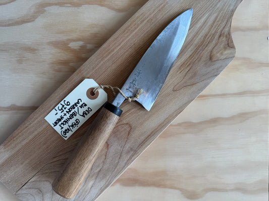 Deba (fiske/kødkniv - særligt god til at bryde igennem hårdere materialer) i Carbon af meget høj kvalitet. Denne specifikt har kanji (tegnsprog) skjult nede i skæftet fra ham der har smedet den. 