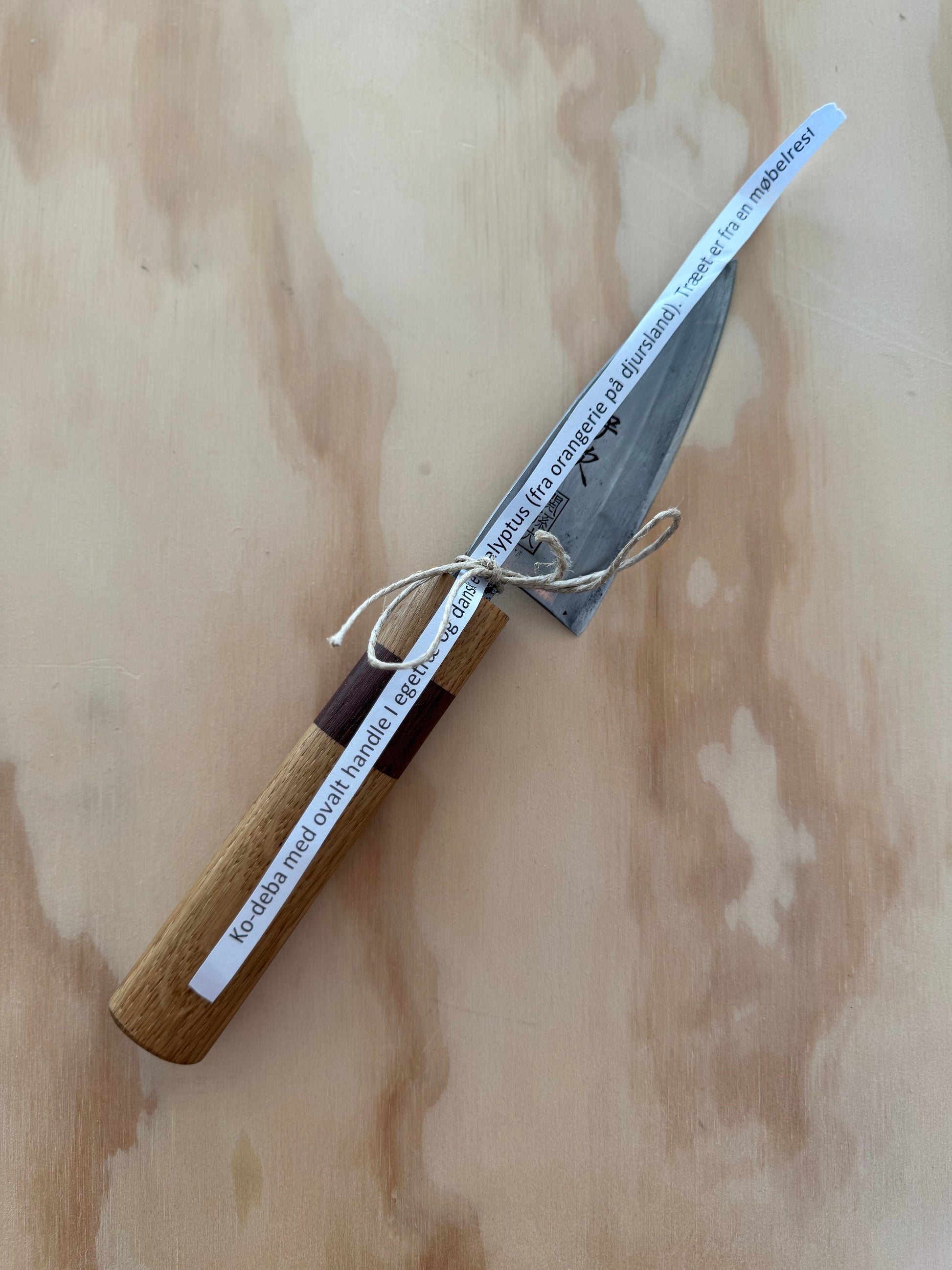 Ko-deba med ovalt handle I egetræ og dansk eucalyptus 