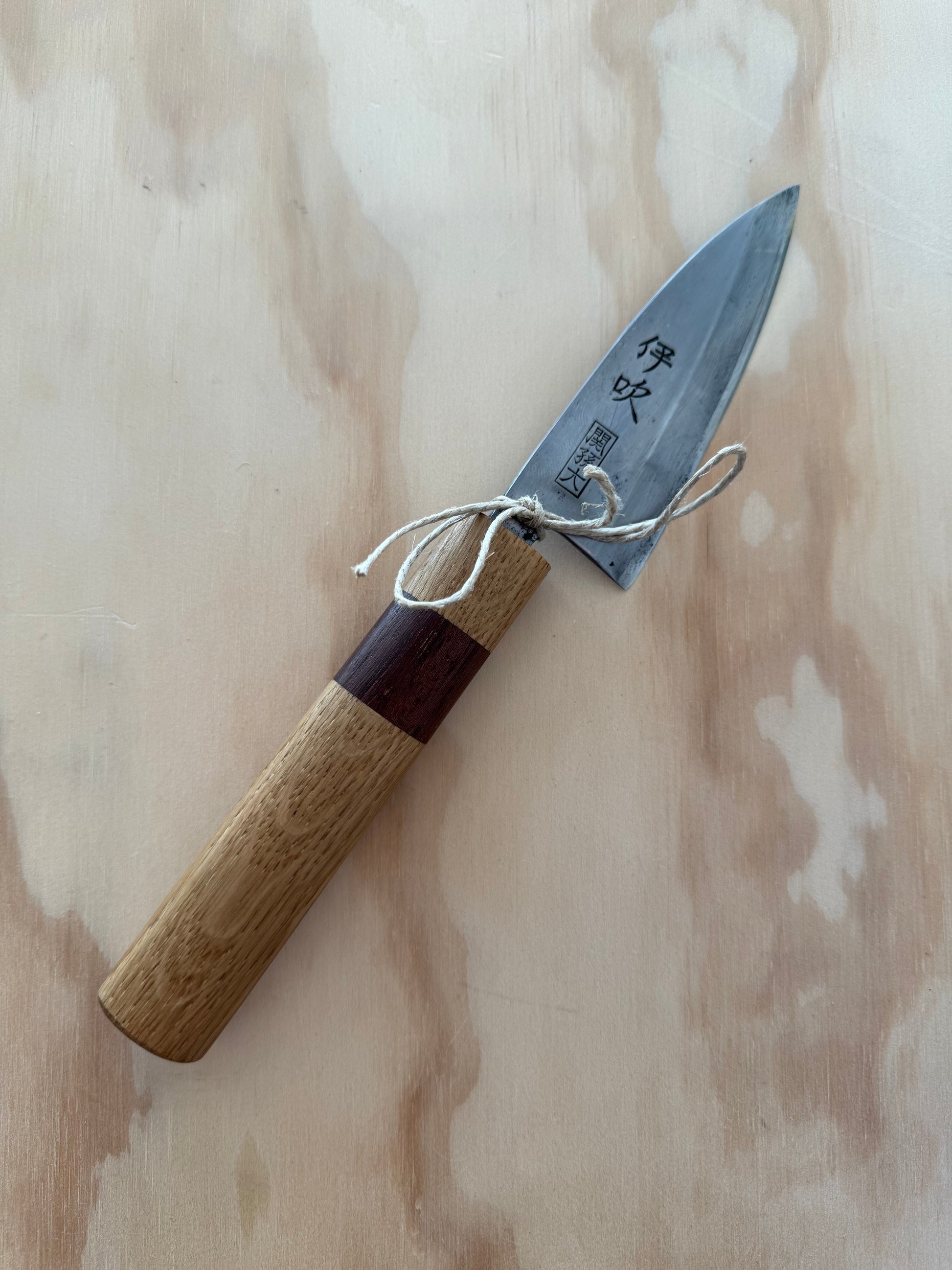 Ko-deba med ovalt handle I egetræ og dansk eucalyptus (fra orangerie på djursland).  