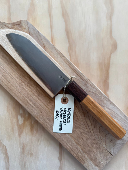 Santoku (allround kniv) i rustfrit stål med klassisk ottekantet skæfte i fynsk kirsebær og valnød