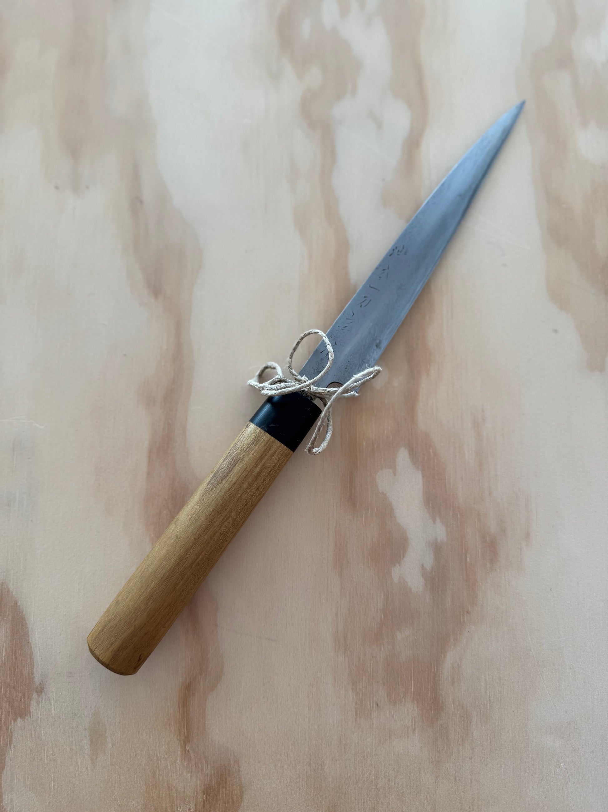 Sjælden Petty som både duer til de små opgaver og filetering. Ovalt handle af dansk akacie og horn.