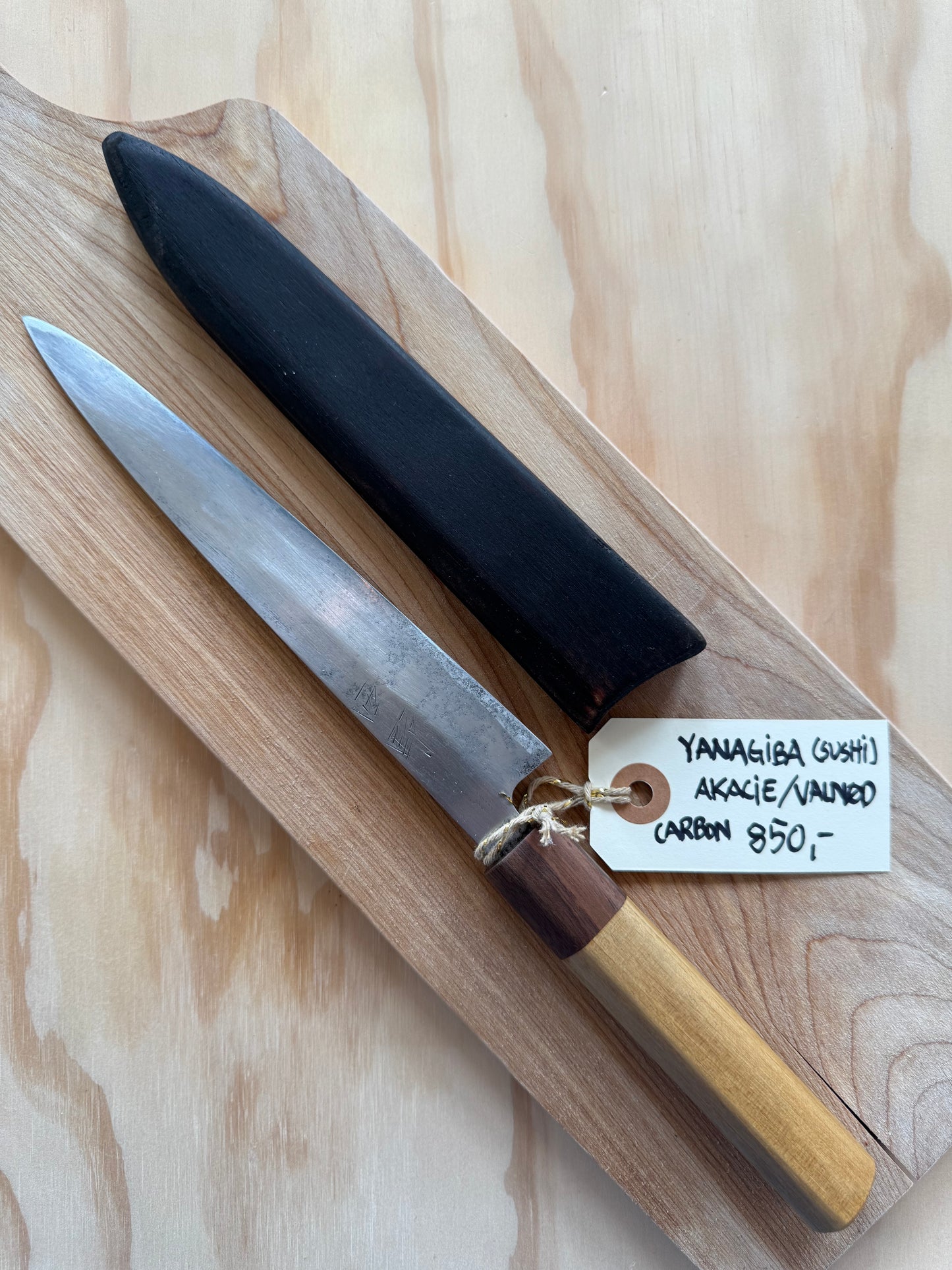 Yanagiba (sushi/sashimi kniv) i Carbon med akacie fra sygt træ fra Vejle og valnød fra Aarhus. Yakisugi custom saya følger med. Japansk leverandør spår klingen til +40 år. 
